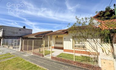 Venta Casa Quilmes Oeste Tres Ambientes Jardin Patio Quincho Cochera APTO CREDITO