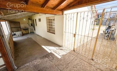 Venta Casa Quilmes Oeste Tres Ambientes Jardin Patio Quincho Cochera APTO CREDITO