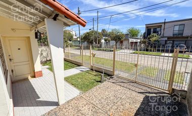 Venta Casa Quilmes Oeste Tres Ambientes Jardin Patio Quincho Cochera APTO CREDITO