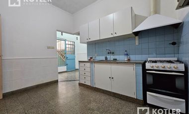 Chalet PH en alquiler en Adrogué con dos dormitorios y patio.