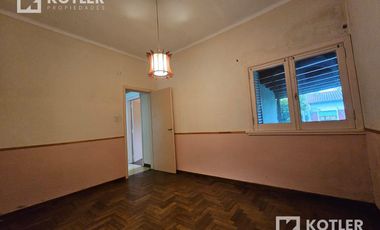 Chalet PH en alquiler en Adrogué con dos dormitorios y patio.