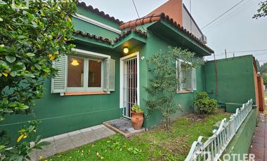 Chalet PH en alquiler en Adrogué con dos dormitorios y patio.