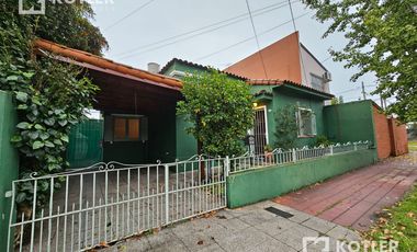 Chalet PH en alquiler en Adrogué con dos dormitorios y patio.