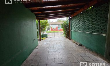 Chalet PH en alquiler en Adrogué con dos dormitorios y patio.