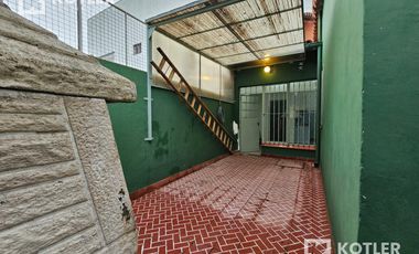 Chalet PH en alquiler en Adrogué con dos dormitorios y patio.