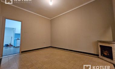 Chalet PH en alquiler en Adrogué con dos dormitorios y patio.