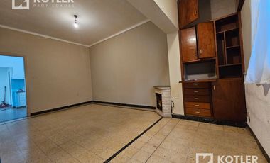 Chalet PH en alquiler en Adrogué con dos dormitorios y patio.