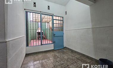 Chalet PH en alquiler en Adrogué con dos dormitorios y patio.