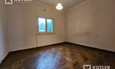 Chalet PH en alquiler en Adrogué con dos dormitorios y patio.