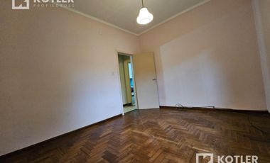 Chalet PH en alquiler en Adrogué con dos dormitorios y patio.