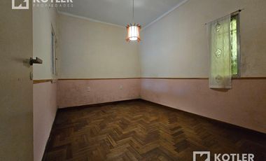 Chalet PH en alquiler en Adrogué con dos dormitorios y patio.