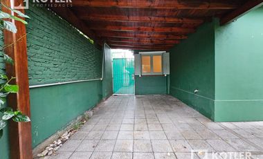 Chalet PH en alquiler en Adrogué con dos dormitorios y patio.