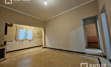 Chalet PH en alquiler en Adrogué con dos dormitorios y patio.