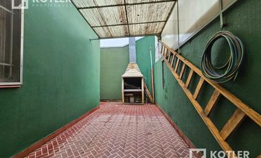 Chalet PH en alquiler en Adrogué con dos dormitorios y patio.