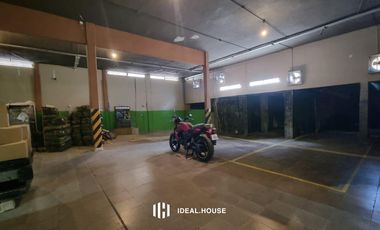 VENTA GALPÓN BURZACO CENTRO, 747 M² LOSA. 905 m² TOTALES.