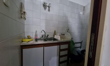 VENTA GALPÓN BURZACO CENTRO, 747 M² LOSA. 905 m² TOTALES.