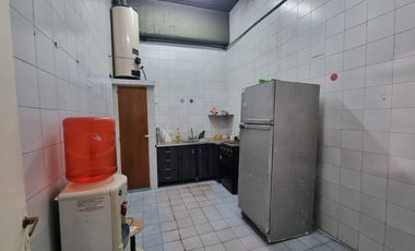 VENTA GALPÓN BURZACO CENTRO, 747 M² LOSA. 905 m² TOTALES.