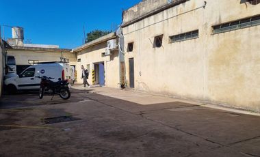 VENTA GALPÓN BURZACO CENTRO, 747 M² LOSA. 905 m² TOTALES.