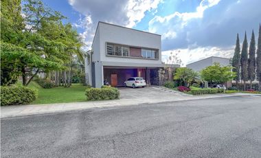 casa moderna de 4 habitaciones POBLADO MEDELLIN San Lucas