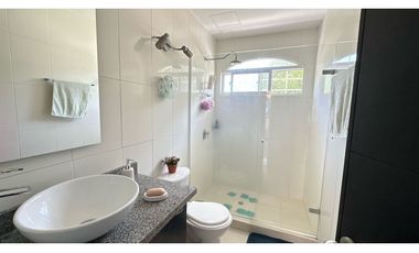 MODERNA CASA CON SISTEMA DE PANEL SOLAR Rodadero Reservado-060-