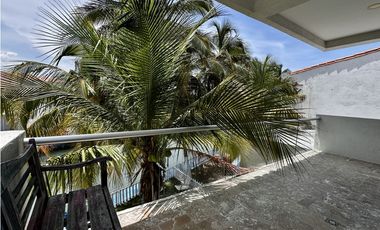 Se vende casa de 3 niveles cerca a la playa en Pozos Colorados