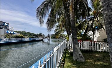 Se vende casa de 3 niveles cerca a la playa en Pozos Colorados