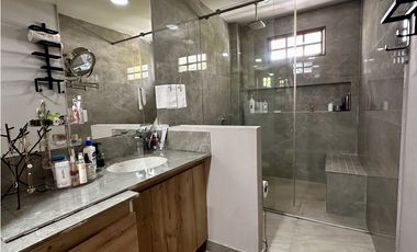 Se vende casa de 3 niveles cerca a la playa en Pozos Colorados