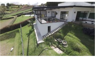 Se vende finca ubicada en el municipio de Marinilla Antioquia.