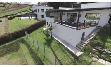 Se vende finca ubicada en el municipio de Marinilla Antioquia.