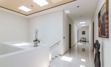 Residencia Moderna a un costado de Vista Hermosa