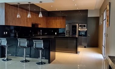 Residencia Moderna a un costado de Vista Hermosa