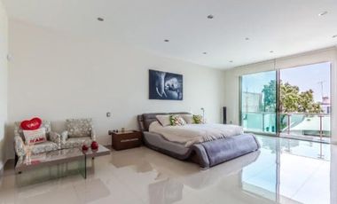 Residencia Moderna a un costado de Vista Hermosa