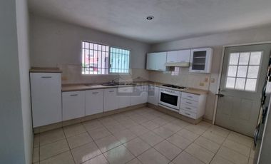 Casa en ALTABRISA, ubicación privilegiada, 3 recamaras, 2.5 baños, A/C, Cocina integral.