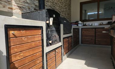 SE VENDE AMPLIA CASA EXTERIOR DE CONDOMINIO