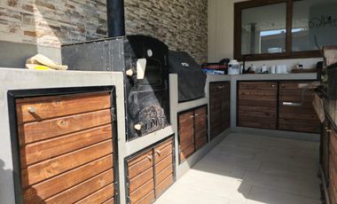 SE VENDE AMPLIA CASA EXTERIOR DE CONDOMINIO