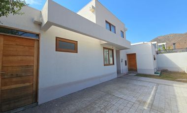 SE VENDE AMPLIA CASA EXTERIOR DE CONDOMINIO