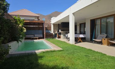 SE VENDE AMPLIA CASA EXTERIOR DE CONDOMINIO