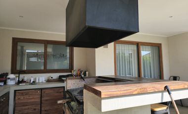 SE VENDE AMPLIA CASA EXTERIOR DE CONDOMINIO