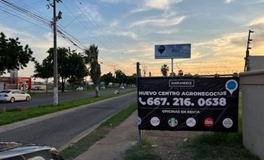 Terreno Comercial con 200 Metros de frente sobre Calzada Aeropuerto Salida a Navolato - Altata con alto flujo vehicular al poniente de Culiacaná