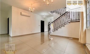 SE VENDE CASA UNIFAMILIAR EN VILLA VALENCIA, COSTA SUR (MC)