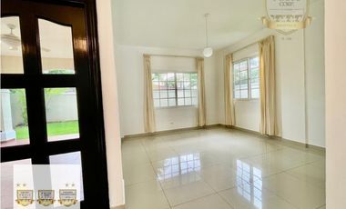 SE VENDE CASA UNIFAMILIAR EN VILLA VALENCIA, COSTA SUR (MC)