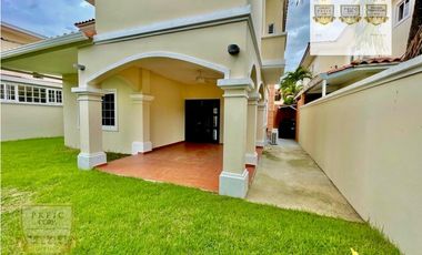 SE VENDE CASA UNIFAMILIAR EN VILLA VALENCIA, COSTA SUR (MC)