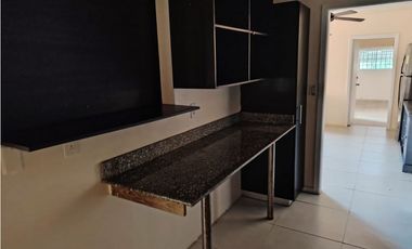 HOWARD / 1300M / 4 HABITACIONES / AMPLIO PATIO / CON PORTON JC