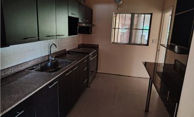 HOWARD / 1300M / 4 HABITACIONES / AMPLIO PATIO / CON PORTON JC