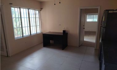 HOWARD / 1300M / 4 HABITACIONES / AMPLIO PATIO / CON PORTON JC