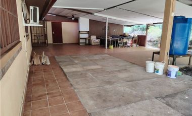 HOWARD / 1300M / 4 HABITACIONES / AMPLIO PATIO / CON PORTON JC