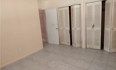 HOWARD / 1300M / 4 HABITACIONES / AMPLIO PATIO / CON PORTON JC