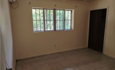 HOWARD / 1300M / 4 HABITACIONES / AMPLIO PATIO / CON PORTON JC