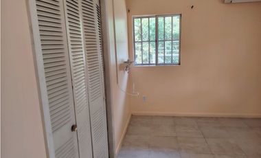 HOWARD / 1300M / 4 HABITACIONES / AMPLIO PATIO / CON PORTON JC