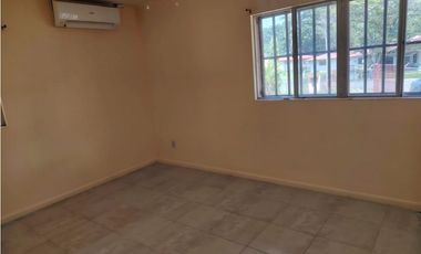 HOWARD / 1300M / 4 HABITACIONES / AMPLIO PATIO / CON PORTON JC